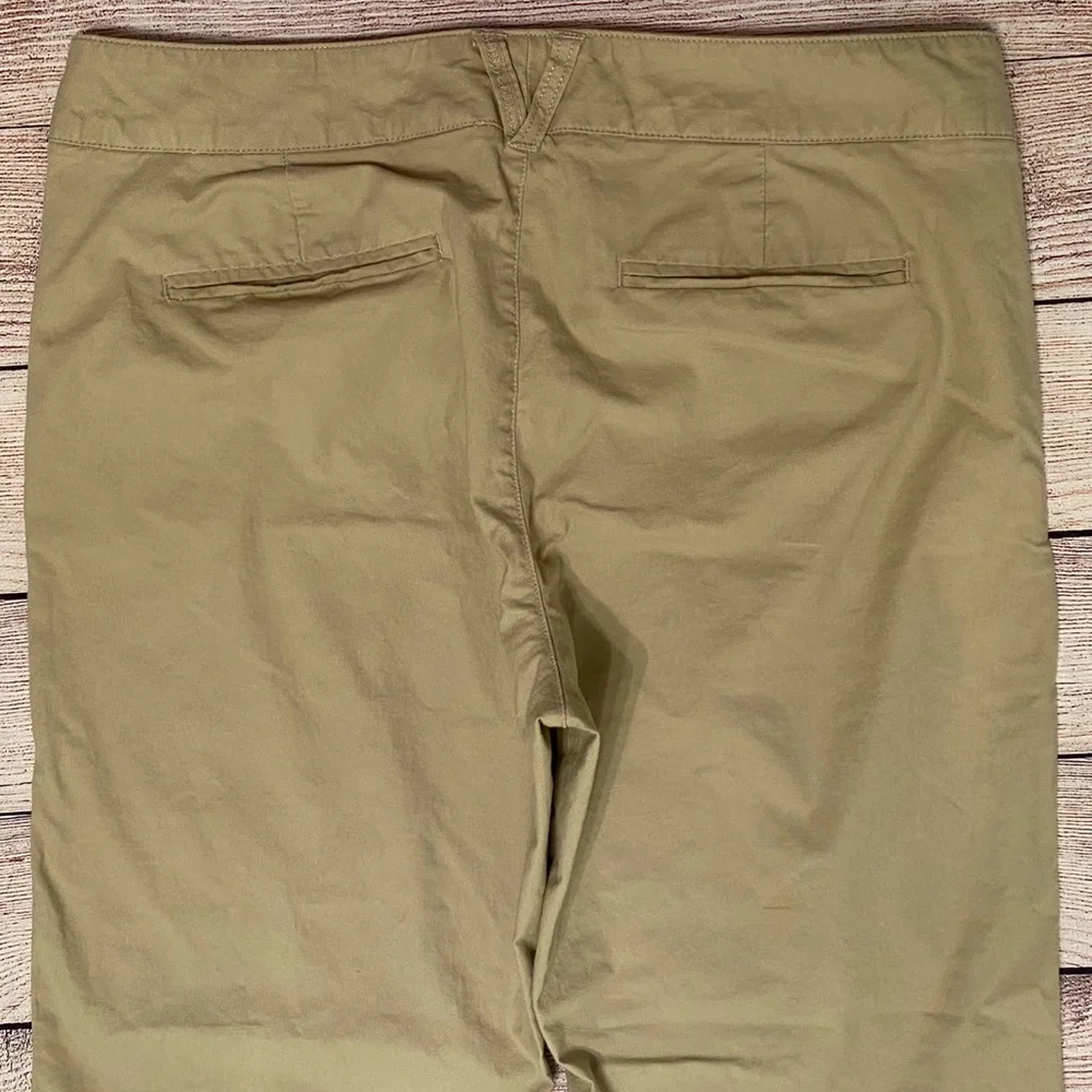 Dockers Khaki Mid Rise Curvy Capris - Picture 7 of 10